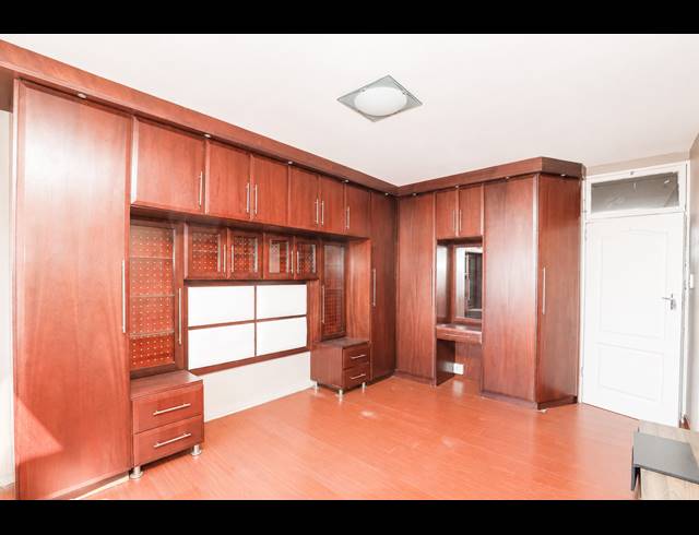 2.5 BEDROOM APARTMENT FOR SALE IN GLENWOOD